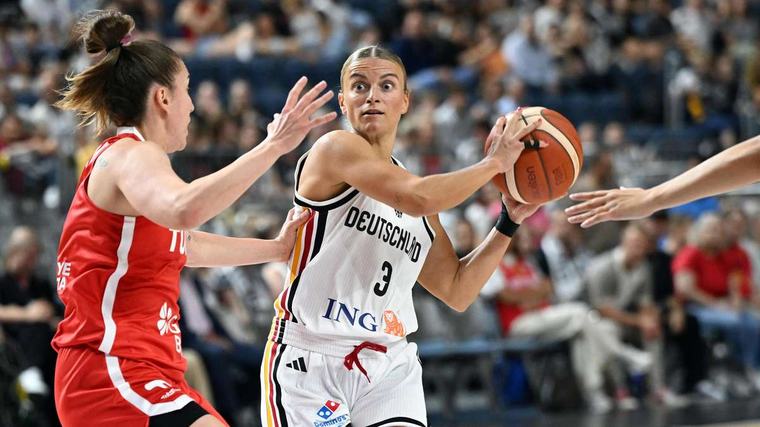 Schüler feuern ihre Mathelehrerin live bei der Basketball-WM an
