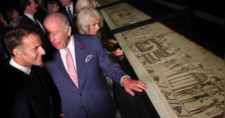 König Charles und Emmanuel Macron besichtigen Teppich von Bayeux