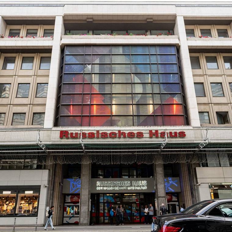 Russisches Haus wird geschlossen: Hunderte demonstrieren in Berlin – „Stoppt den Krieg gegen Russland“