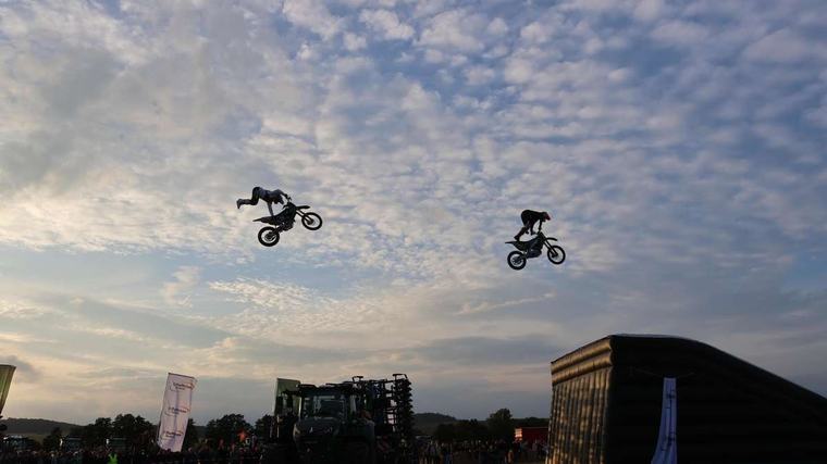 Mit Motorradshow: Feldabend in Mosheim erneut Zuschauermagnet