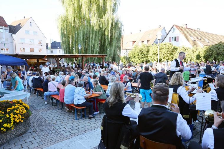 Weinfest auf dem Schnaitheimer Dorfplatz 2026 Am Samstag fand auf dem Dorfplatz in Steinheim das Weinfest statt. Hier Bilder: Show more Schnaitheim Bildergalerie 1 Minute