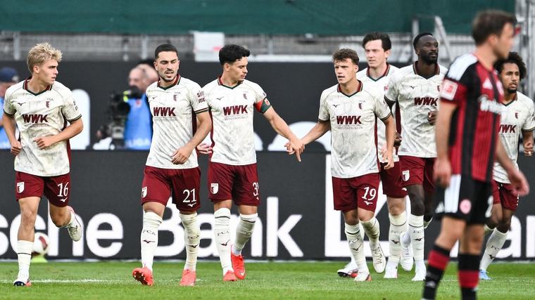 4:1 nach 0:1: Augsburg schießt Frankfurt ab und ist Bundesliga-Tabellenführer