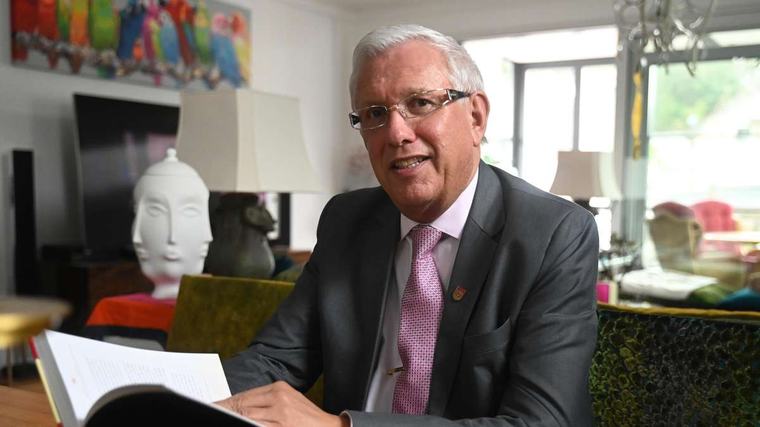 Bürgermeister aus dem Sauerland will Kanzler werden – mit „50 Prozent plus“
