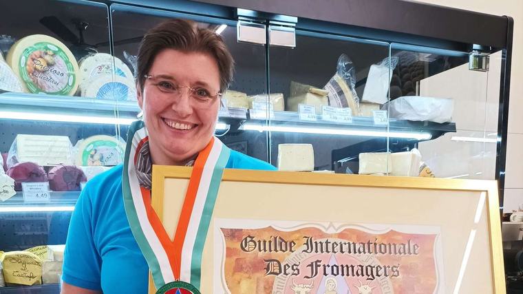 Käsesommelière erhält „Prud'homme" – und hat 300 Sorten im Laden