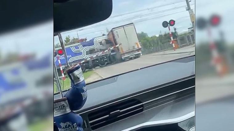 Crash auf Bahnübergang: Schnellzug schleift Lkw durch Bahnhof in Danzig