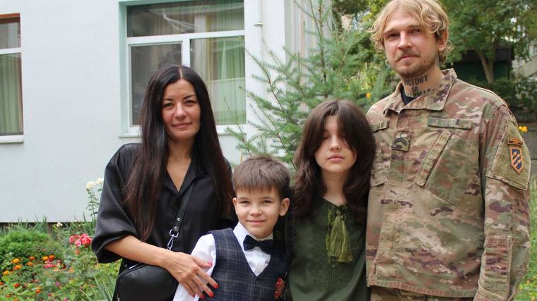 Vater im Ukraine-Krieg verschollen: Kamerad begleitet stattdessen Kinder zum Schulanfang