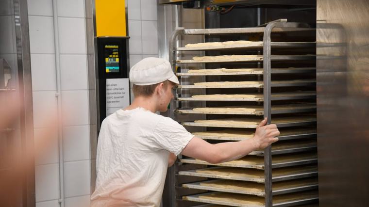 „Wollte ein Handwerk lernen“: Gymnasiast steht in den Sommerferien um 3 Uhr in der Bäckerei