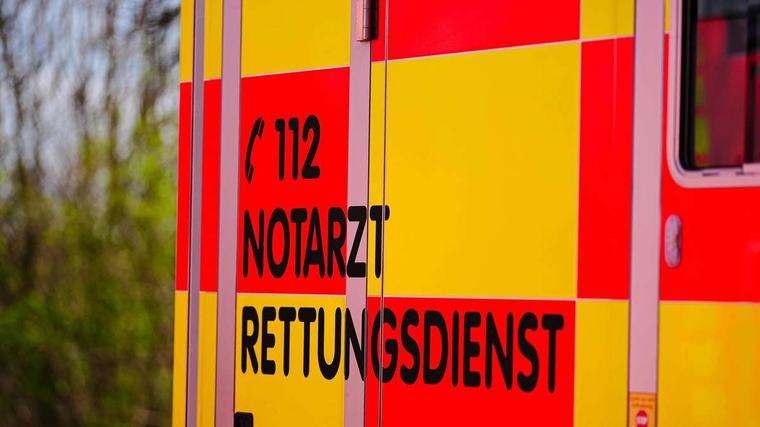 Bootsanhänger löst sich auf B16 – Alkoholverdacht beim Fahrer