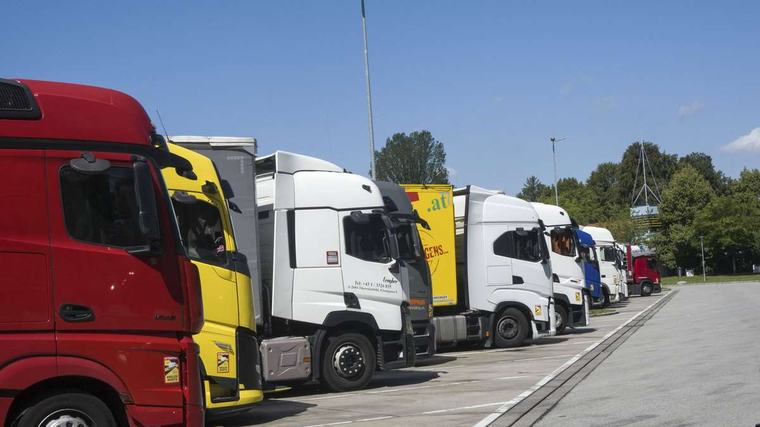 32 Stunden kaum geschlafen, gefährliche Schlangenlinien: Trucker muss Fahrt sofort beenden