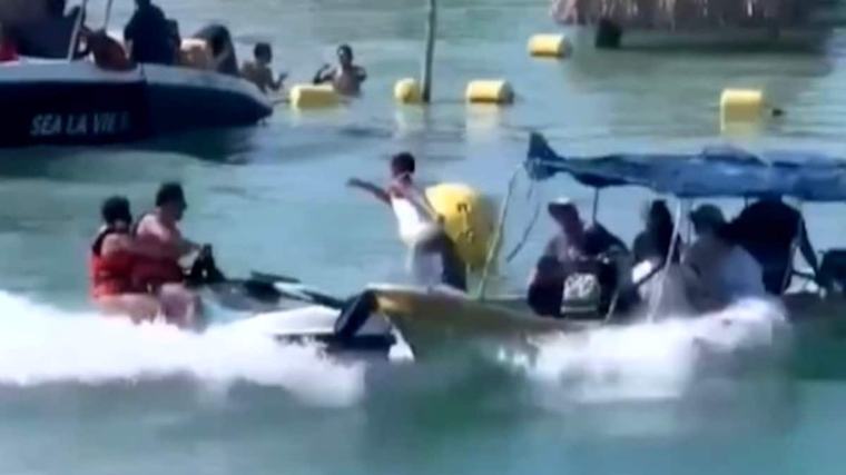 Jetski-Fahrer übersieht Boot und stößt frontal zusammen