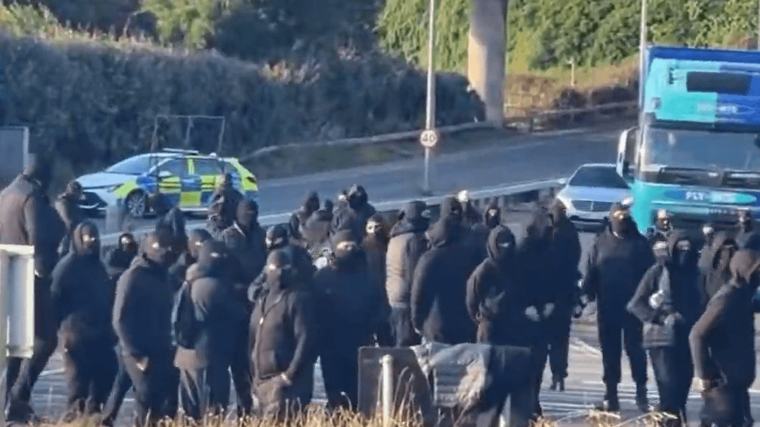 Großbritannien: Rechtsextreme blockieren Zufahrten zum Fährhafen Dover