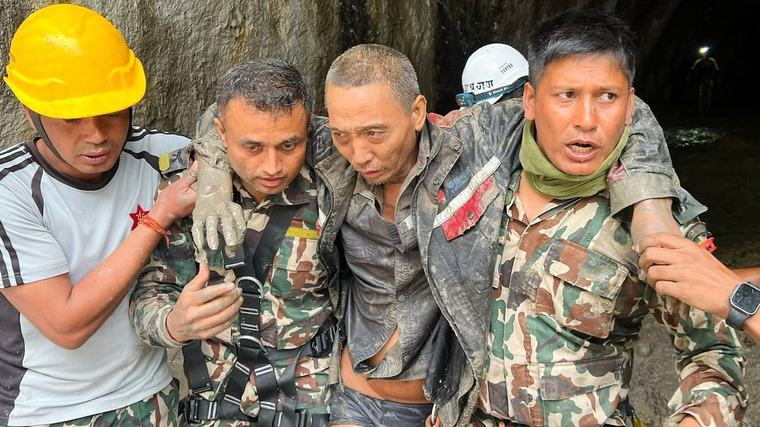 Sturzflut in Nepal und China: Überflutungsrisiko behindert Retter