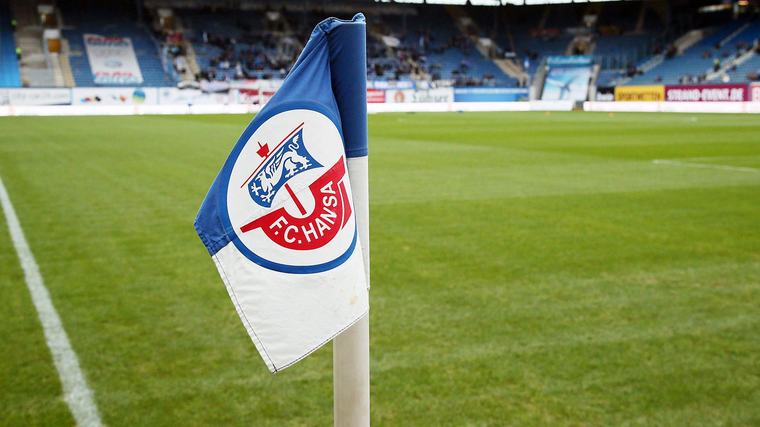 Vor Hakenkreuz-Flagge posiert? Skandal um Hansa-Hooligans