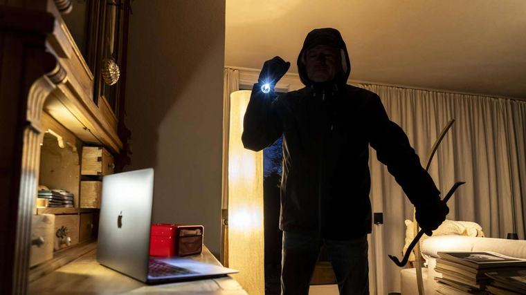 Einbruch in Gaststätte in München: Unbekannte dringen durch Fenster ein und nehmen Bargeld mit