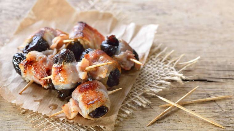 Zwetschgen mit Frischkäsefüllung, eingewickelt in knusprigem Speck