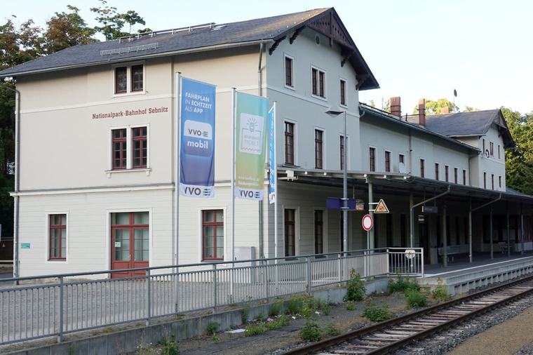 19:10 Uhr Sperrung verlängert: Warum sächsischer Bahnhof vom Zugverkehr abgeschnitten bleibt