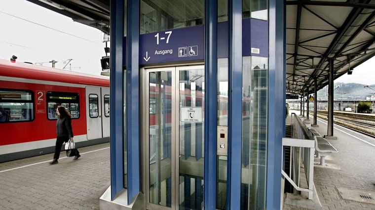„Ich bin auch nur ein Mensch”: 14-jähriger Rollstuhlfahrer wird am Bahnhof allein zurückgelassen