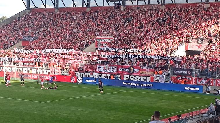 RWE: Kritik aus der Fankurve an der Vereinsführung – was die Plakate bedeuten