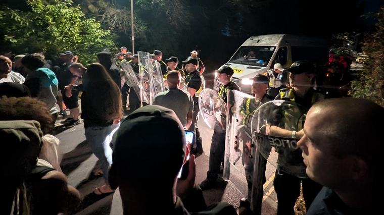 Gerangel bei Protest gegen Bootsmigranten in Portsmouth