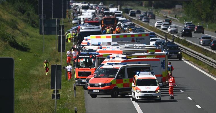 Bei Wörth an der Donau 20 Verletzte bei Unfall mit Reisebus auf der A3 vor 12 Stunden
