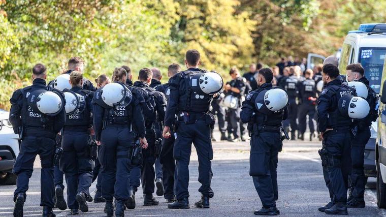Update Nach Stromnetz-Sabotage in mehreren Bundesländern : Großeinsatz der Polizei am Hambacher Forst endet erfolglos