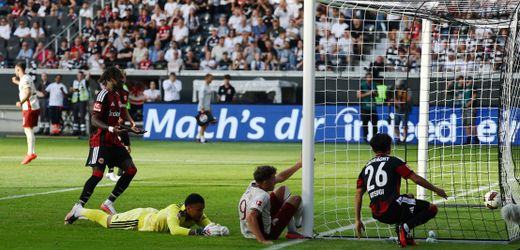 Bundesliga: FC Augsburg wird nach Sieg gegen Eintracht Frankfurt Tabellenführer
