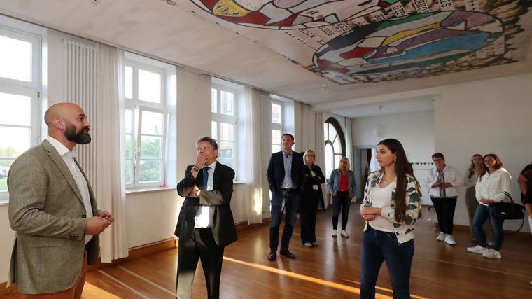 Ärzteehepaar kauft „Alte Schule“ in Dransfeld für moderne Praxis