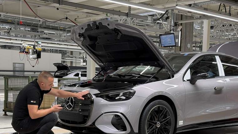Mehr Arbeit, weniger Lohn – Mercedes droht intern mit deutschem Werk-Aus