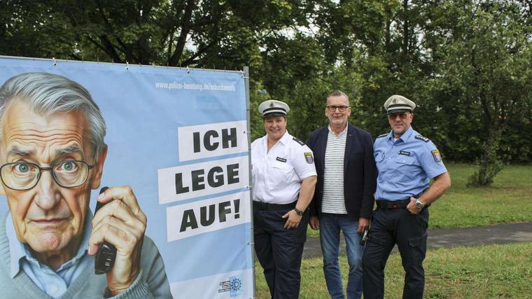 Polizei stellt Banner gegen Telefonbetrug auf – und warnt vor Schockanrufen