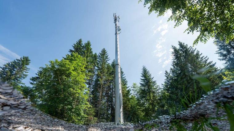Funkloch an beliebtem See in Oberbayern: 47-Meter-Mast erleichtert Kartenzahlung bei Maut und Parkgebühren