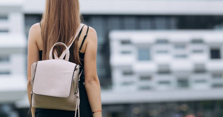 „Das geht nicht”: Schule verbietet kleine Handtaschen und schreibt größere Schultaschen vor
