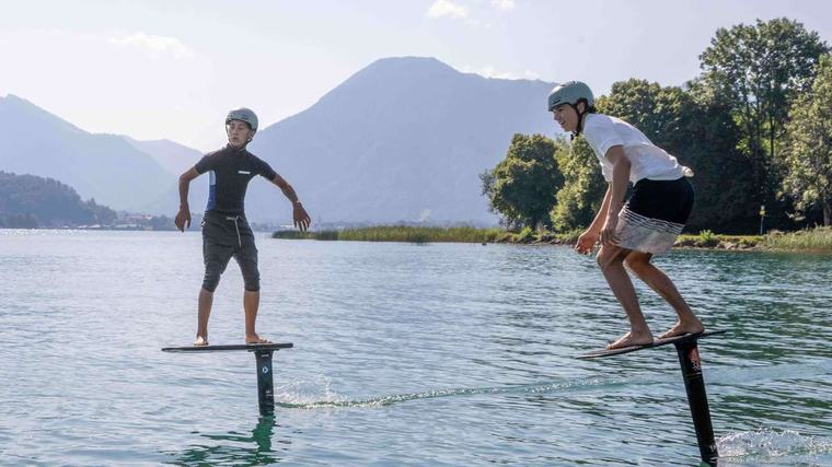 Surfen nur durch Muskelkraft: Trendsport Pump Foiling am Tegernsee angekommen