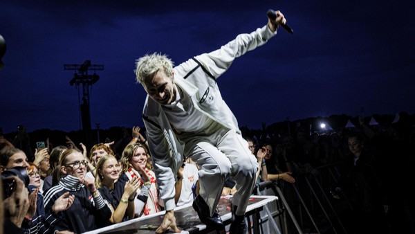 Kraftklub in Hamburg: Remmidemmi und eine irre Show auf der Trabrennbahn