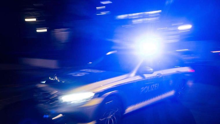 Motorradfahrer prallt auf Anhänger und wird schwerstverletzt – Fahrer flüchtet