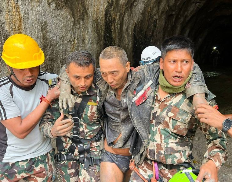 Nepal nach Flutkatastrophe: Mann aus Tunnel gerettet, Frau überlebt in Haustrümmern