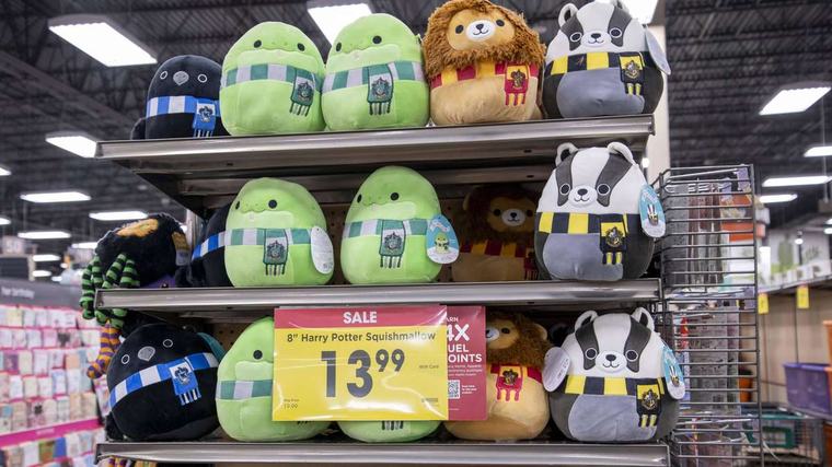 Millennials in der Midlife-Crisis: „Squishmallow“ statt Porsche – Psychologen reagieren