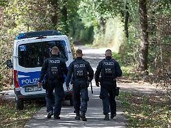Mann war wohl mit Rad unterwegs: Polizei sucht Stromsabotage-Verdächtigen im Hambacher Forst