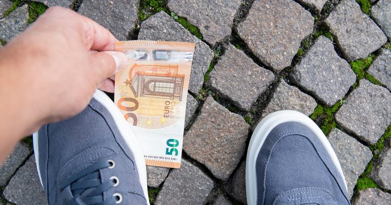 4000 Euro in bar: Obdachloser entdeckt Koffer voller Geld und verteilt 50-Euro-Scheine an Passanten