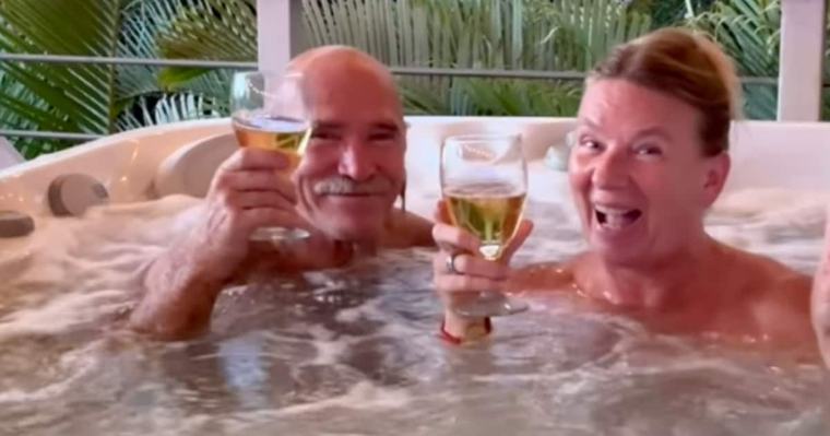 Manu und Konny Reimann feiern ihren Neuanfang auf Barbados im Whirlpool