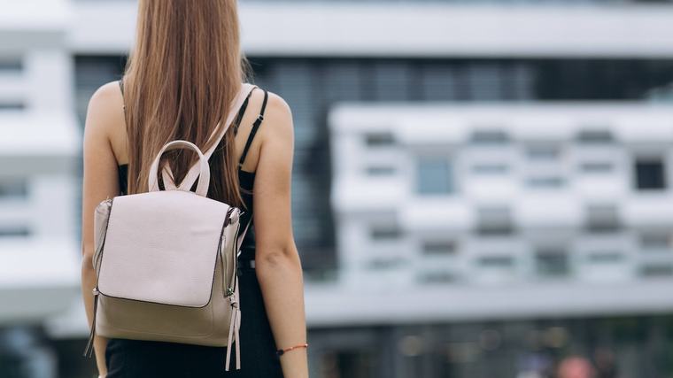 „Das geht eigentlich nicht”: Schule verbietet kleine Handtaschen und schreibt größere Schultaschen vor