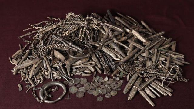 „Nur ein paar Stunden harte Gartenarbeit”: Hausbesitzer findet 18 Kilo Wikinger-Silber beim Terrassenbau