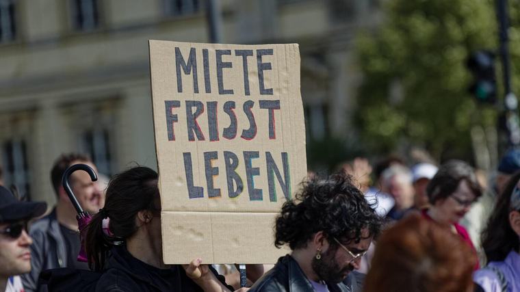 Tagesspiegel Plus Wie viel zahlen Sie denn? : Teilnehmende der Berliner Mietendemo berichten über ihre Wohnsituation