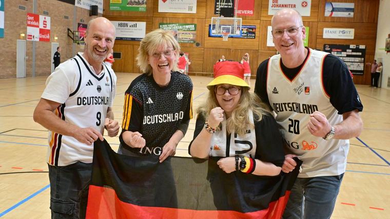 „All in!“ für die Töchter: Zwei Osnabrückerinnen bei der WM – und die Familien fiebern mit