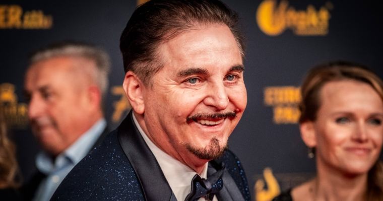 Bei der „Goldenen Henne”: Uwe Herrmann erscheint nach Bestrahlung auf dem roten Teppich