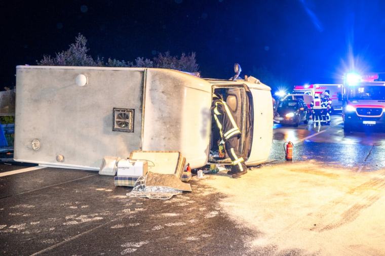 22:31 Uhr Schwerer Unfall auf A4 in Sachsen: Wohnmobil kippt um, Autobahn dicht!