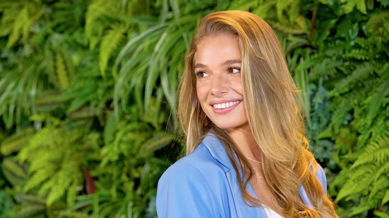 Lola Weippert posiert hüllenlos am Meer und offenbart Sinneskrise: „Habe plötzlich alles hinterfragt”