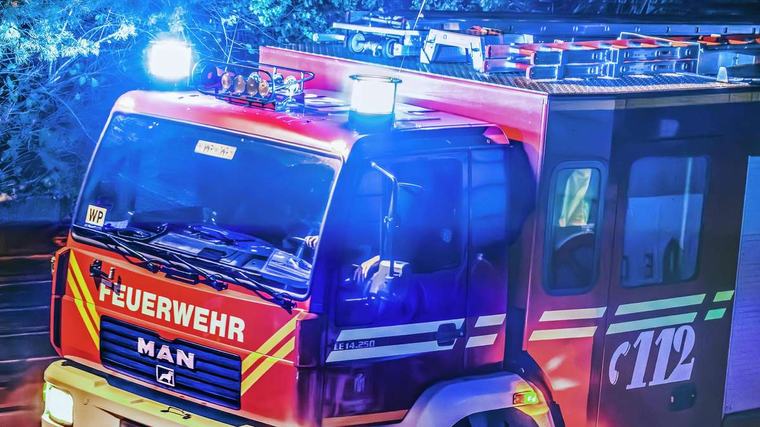 Feuer in Kellerabteil in Ramersdorf: Feuerwehr rettet eingeschlossenen Mann aus brennendem Keller