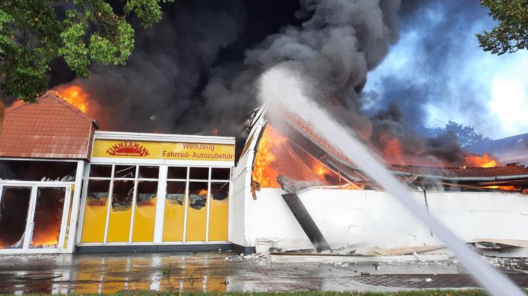 Elektro-Rollstuhl löst Großbrand in Sonderpostenmarkt bei Hannover aus