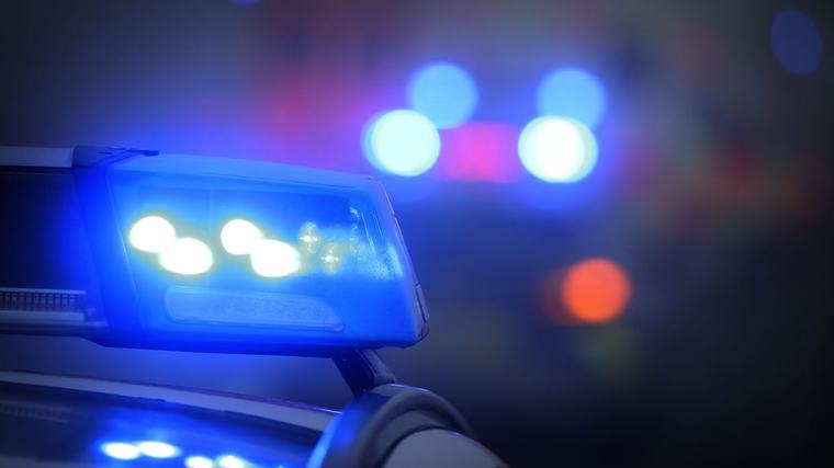 20-köpfige Gruppe greift zwei Jugendliche vor Supermarkt an