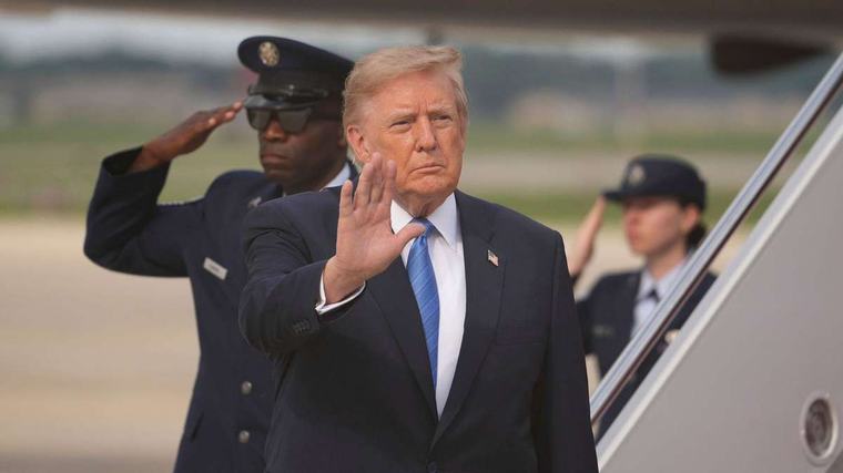Trump präsentiert Space-Force-Uniform und lässt sich von Faschismus-Satire inspirieren